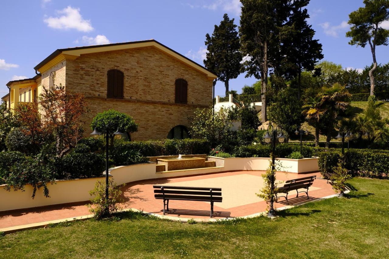 Hotel L'Antico Uliveto Porto Potenza Picena Esterno foto