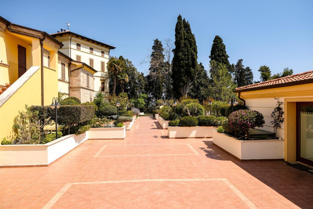 Hotel L'Antico Uliveto Porto Potenza Picena Esterno foto